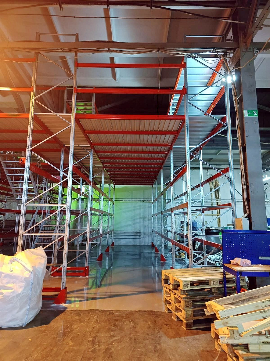 Мезонинный стеллаж трехэтажный, на рамах